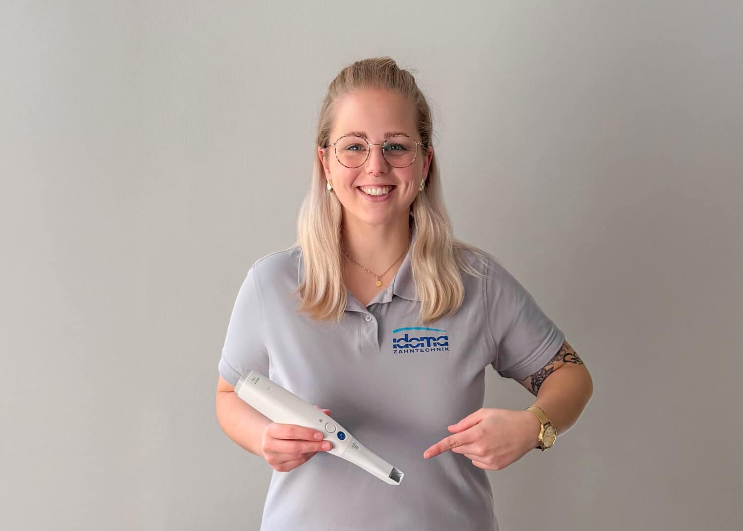 IDOMA Zahntechnik - Dieses Foto zeigt die Büroangestellte und Expertin für Intraoralscannen Lady-Lynn Knaak mit einem Intraoralscanner.
